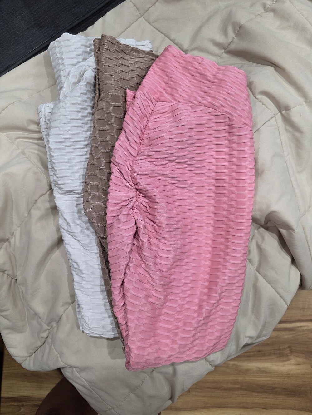 3 Pair Scrunch Butt Leggings. Size Small.